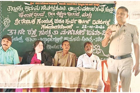 ಕೂಡ್ಲಿಗಿಯಲ್ಲಿ ರಸ್ತೆ ಸುರಕ್ಷತಾ ಮಾಸಾಚರಣೆ ಕಾರ್ಯಕ್ರಮದಲ್ಲಿ ಗುಡೇಕೋಟೆ ಠಾಣೆ ಹೆಡ್ ಕಾನ್‌ಸ್ಟೇಬಲ್ ಸ್ವರೂಪ್ ಕೊಟ್ಟೂರು ಮಾತನಾಡಿದರು. ವಕೀಲರಾದ ಟಿ. ಮಲ್ಲಿಕಾರ್ಜುನ, ಕೆ.ಎಚ್.ಎಂ.ಶೈಲಜಾ, ಕೆ.ಲಕ್ಷ್ಮೀ, ಪ್ರಾಚಾರ್ಯ ಬಿ.ಎಂ.ಸಿದ್ದೇಶ್ ಇತರರಿದ್ದರು. 