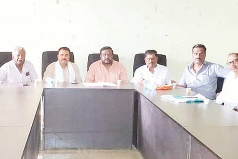 ಪ್ರತಿಭಾ ಪುರಸ್ಕಾರ ಹಾಗೂ ಸನ್ಮಾನ ಕಾರ್ಯಕ್ರಮಕ್ಕೆ ಸಂಬಂಧಿಸಿದಂತೆ ಕೂಡ್ಲಿಗಿಯಲ್ಲಿ ಅಖಿಲ ಭಾರತ ವೀರಶೈವ ಲಿಂಗಾಯತ ಮಹಾಸಭಾ ಪೂರ್ವಭಾವಿ ಸಭೆ ನಡೆಯಿತು. ಮಹಾಸಭಾ ತಾಲೂಕು ಅಧ್ಯಕ್ಷ ಜಿ.ಸುನೀಲ್ ಗೌಡ್ರು, ತಾಲೂಕು ಕಾರ್ಯದರ್ಶಿ ಜಿ.ಎಸ್.ಗಿರೀಶ, ಪ್ರಮುಖರಾದ ಎಂ.ಗುರುಸಿದ್ಧನಗೌಡ್ರು, ನಂದಿ ಬಸವರಾಜ, ಸಿಡೇಗಲ್ಲು ಬಸವರಾಜ, ಬ್ಯಾಳಿ ಶಿವಪ್ರಸಾದ ಗೌಡ, ಹಡಗಲಿ ವೀರಭದ್ರಪ್ಪ ಇದ್ದರು.