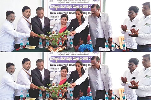 ಕೂಡ್ಲಿಗಿಯಲ್ಲಿ ಅಂತಾರಾಷ್ಟ್ರೀಯ ಮಾದಕ ದ್ರವ್ಯ ಮತ್ತು ಅಕ್ರಮ ಸಾಗಣೆ ವಿರೋಧಿ ದಿನಾಚರಣೆ ನಿಮಿತ್ತ ಹಮ್ಮಿಕೊಂಡಿದ್ದ ಕಾನೂನು ಅರಿವು ನೆರವು ಕಾರ್ಯಕ್ರಮವನ್ನು ಸಿವಿಲ್ ನ್ಯಾಯಾಧೀಶೆ ಎಚ್.ಜಿ.ಶಿಲ್ಪಾ ಉದ್ಘಾಟಿಸಿದರು. ರಾಘವೇಂದ್ರ ಪ್ಯಾರಾಮೆಡಿಕಲ್ ಕಾಲೇಜು ಅಧ್ಯಕ್ಷ ಎಚ್.ಡಿ.ಸತ್ಯಮೂರ್ತಿ, ಸರ್ಕಾರಿ ಸಹಾಯಕ ಅಭಿಯೋಜಕಿ ವೈ.ಶಿಲ್ಪಾ, ವಕೀಲರ ಸಂಘದ ಅಧ್ಯಕ್ಷ ಜಿ.ಹೊನ್ನೂರಪ್ಪ ಇದ್ದರು.