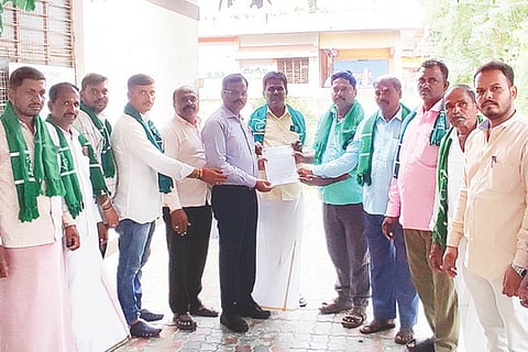 ಕೂಡ್ಲಿಗಿಯಿಂದ ಸಂಡೂರಿಗೆ ಸಂಪರ್ಕ ಕಲ್ಪಿಸುವ ರಸ್ತೆ ವಿಸ್ತರಣೆ ಕಾಮಗಾರಿ ತ್ವರಿತವಾಗಿ ಪೂರ್ಣಗೊಳಿಸಲು ಒತ್ತಾಯಿಸಿ ರಾಜ್ಯ ರೈತ ಸಂಘದಿಂದ ಲೋಕೋಪಯೋಗಿ ಇಲಾಖೆ ಎಇಇ ಬಸವರೆಡ್ಡಿಗೆ ಮನವಿ ಸಲ್ಲಿಸಲಾಯಿತು. ಸಂಘದ ಜಿಲ್ಲಾ ಕಾರ್ಯಾಧ್ಯಕ್ಷ ಎಸ್.ಬಾಷಾಸಾಬ್, ಕಾರ್ಯದರ್ಶಿ ಬಾಣದ ಕೃಷ್ಣ, ತಾಲೂಕು ಅಧ್ಯಕ್ಷ ನಲ್ಲಮುತ್ತಿ ರಮೇಶ, ಪ್ರಧಾನ ಕಾರ್ಯದರ್ಶಿ ತಳವಾರ ಹಾಲೇಶ್, ನಗರ ಘಟಕ ಅಧ್ಯಕ್ಷ ಎಂ.ಓಬಳೇಶ್, ಉಪಾಧ್ಯಕ್ಷ ಬಿ.ನವೀನ್ ಕುಮಾರ್, ಪ್ರಧಾನ ಕಾರ್ಯದರ್ಶಿ ಎ.ರಾಜು, ಪ್ರಮುಖರಾದ ಕುಪ್ಪಿನಕೆರೆ ವೀರೇಶ, ಕೈವಲ್ಯಾಪುರ ದುರುಗಪ್ಪ, ಅರ್ಜುನ ಇತರರಿದ್ದರು.