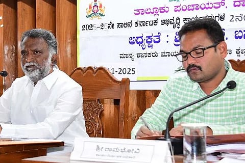 ದಾವಣಗೆರೆಯಲ್ಲಿ ಬುಧವಾರ ನಡೆದ ತಾಲೂಕು ಪಂಚಾಯಿತಿ ಕೆಡಿಪಿ ತ್ರೈಮಾಸಿಕ ಪ್ರಗತಿ ಪರಿಶೀಲನಾ ಸಭೆಯಲ್ಲಿ ಶಾಸಕ ಕೆ.ಎಸ್. ಬಸವಂತಪ್ಪ, ಜಿ.ಪಂ. ಉಪ ಕಾರ್ಯದರ್ಶಿ ಮಮತಾ ಹೊಸಗೌಡರ್, ಇಒ ರಾಮ್ ಭೋವಿ ಇದ್ದರು.  