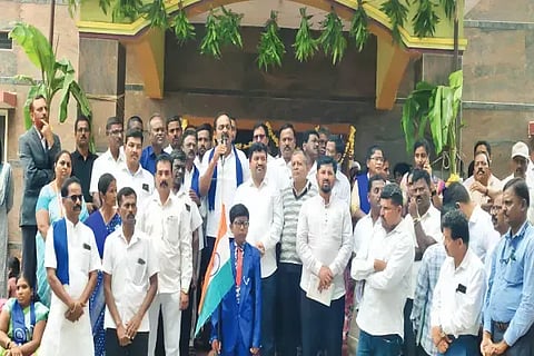 ಕಡೂರು ಅಂಬೇಡ್ಕರ್ ಭವನದಲ್ಲಿ ಶಾಸಕ ಕೆ.ಎಸ್.ಆನಂದ್ ಮಾತನಾಡಿದರು. ಭಂಡಾರಿ ಶ್ರೀನಿವಾಸ್, ಶರತ್ ಕೃಷ್ಣಮೂರ್ತಿ, ಇಕ್ಬಾಲ್, ಕಲ್ಲೇಶ್, ಮಂಜಪ್ಪ ಇತರರಿದ್ದರು.