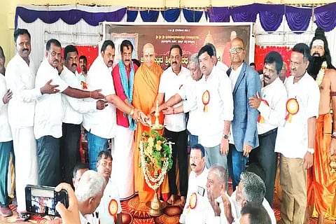 ಕಡೂರಿನಲ್ಲಿ ಉಪ್ಪಾರ ಸಂಘ ಏರ್ಪಡಿಸಿದ್ದ ಜಿಲ್ಲಾ ಮಟ್ಟದ ಶ್ರೀ ಭಗೀರಥ ಜಯಂತ್ಯುತ್ಸವ ಹಾಗೂ ಪ್ರತಿಭಾ ಪುರಸ್ಕಾರ ಸಮಾರಂಭವನ್ನು ಡಾ. ಪುರುಷೋತ್ತಮಾನಂದಪುರಿ ಸ್ವಾಮೀಜಿ, ಶಾಸಕ ಕೆ.ಎಸ್.ಆನಂದ್ ಉದ್ಘಾಟಿಸಿದರು. ವೈಎಸ್‌ವಿ ದತ್ತ, ಬೆಳ್ಳಿಪ್ರಕಾಶ್ ಮತ್ತಿತರರಿದ್ದರು.