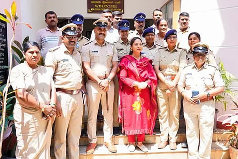 ಕಡೂರು ಪೊಲೀಸ್ ಠಾಣೆಗೆ ರಾಜ್ಯ ಮಹಿಳಾ ಆಯೋಗದ ಅಧ್ಯಕ್ಷೆ ಡಾ. ನಾಗಲಕ್ಷ್ಮೀ ಚೌಧರಿ ಭೇಟಿ ನೀಡಿದರು. ಸಿಪಿಐ ರಫೀಕ್ ಹಾಗೂ ಸಿಬ್ಬಂದಿ ಇದ್ದರು.