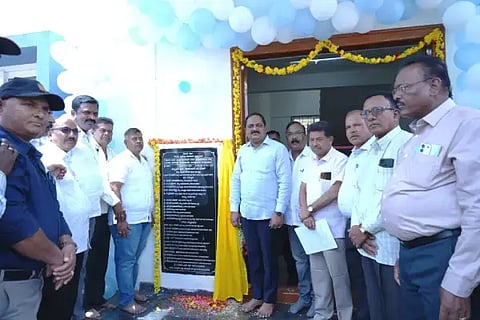 ಕಡೂರು ಸರ್ಕಾರಿ ಪದವಿಪೂರ್ವ ಕಾಲೇಜಿನಲ್ಲಿ ನೂತನ ಕಟ್ಟಡಗಳನ್ನು ಶಾಸಕ ಕೆ.ಎಸ್.ಆನಂದ್ ಉದ್ಘಾಟಿಸಿದರು. ತವರಾಜ್, ಬಸವರಾಜ್‌ನಾಯ್ಕ, ಕೆ.ಜಿ.ಶ್ರೀನಿವಾಸಮೂರ್ತಿ, ಮಂಜುನಾಥ್ ಇತರರಿದ್ದರು. 