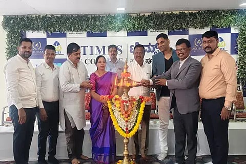 ಕಡೂರಿನ ಟೈಮ್ಸ್ ಪಿಯು ಕಾಲೇಜಿನ ಆರಂಭೋತ್ಸವ ಕಾರ್ಯಕ್ರಮವನ್ನು ಪುರಸಭೆ ಮಾಜಿ ಅಧ್ಯಕ್ಷ ಭಂಡಾರಿ ಶ್ರೀನಿವಾಸ್  ಉದ್ಘಾಟಿಸಿದರು. ಮಂಜುಳಾ, ಗಂಗಾಧರ್, ನಾಗರಾಜ್ ರಾವ್, ರಾಜೇಶ್, ನಾಗೇಶ್ ಇತರರಿದ್ದರು.