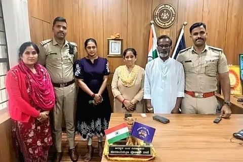 ಕಡೂರು ತಾಲೂಕಿನ ಸಖರಾಯಪಟ್ಟಣದ ಪೊಲೀಸ್ ಠಾಣೆಯಲ್ಲಿ ಸಿಪಿಐ ರಫೀಕ್ ನೇತೃತ್ವದ ಪೊಲೀಸರ ತಂಡವನ್ನು ಡಾ. ಭೀಮರಾವ್  ಕ್ರಾಂತಿಕಾರಿ ಸೇನೆ ರಾಜ್ಯ ಕಾರ್ಯಾಧ್ಯಕ್ಷ ಕುಂಕಾನಾಡು ಮಂಜುನಾಥ್ ಅಭಿನಂದಿಸಿದರು. ಯುವಕನ ತಾಯಿ ರೂಪಾ, ಅಕ್ಕ ಶುಭಾ, ಸಂಬಂಧಿ ಭಾಗ್ಯಾ, ಪಿಎಸ್‌ಐ ಪವನ್‌ಕುಮಾರ್ ಇದ್ದರು.