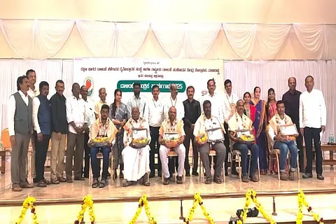ಕಡೂರಿನಲ್ಲಿ ನಡೆದ ದಾಳಿಂಬೆಯ ತಾಂತ್ರಿಕ ಅಧಿವೇಶನದಲ್ಲಿ ವಿವಿಧ ಜಿಲ್ಲೆಗಳ ದಾಳಿಂಬೆ ಬೆಳೆಗಾರರನ್ನು ಸನ್ಮಾನಿಸಲಾಯಿತು. ಬಿ.ಎನ್.ಪ್ರಸಾದ್, ಎಚ್.ಆರ್.ಯೋಗೀಶ್ವರ, ರಮೇಶ್‌ಕುಮಾರ್, ತಿರುಮಲೇಶ್, ಮಂಗಳಾ, ಮಂಜುನಾಥ್, ಯತೀಶ್, ಜಯದೇವಪ್ಪ ಮತ್ತಿತರರಿದ್ದರು.