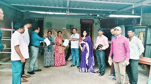 ಕಡೂರು 120ರ ಮತಗಟ್ಟೆ ಕೇಂದ್ರ ವ್ಯಾಪ್ತಿಯ ನಿವಾಸಿಗರಿಗೆ ಗಣತಿ ಅರ್ಜಿಯನ್ನು ಮತದಾರ ನೋಂದಣಾಧಿಕಾರಿ ಎಂ.ತಿರುಮಲೇಶ್ ವಿತರಿಸಿದರು. ತಹಸೀಲ್ದಾರ್ ಸಿ.ಎಸ್.ಪೂರ್ಣಿಮಾ, ಗೋಪಾಲ್ ಜಾಧವ್ ಇತರರಿದ್ದರು. 