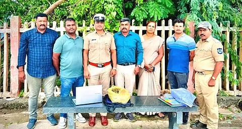 ಕಡೂರು ರೈಲ್ವೆ ನಿಲ್ದಾಣದಲ್ಲಿ ವಶಪಡಿಸಿಕೊಂಡ ಗಾಂಜಾವನ್ನು ಅಬಕಾರಿ ಇಲಾಖೆ ಅಧಿಕಾರಿಗಳು ಪ್ರದರ್ಶಿಸಿದರು. ಅಬಕಾರಿ ನಿರೀಕ್ಷಕ ಎಲ್.ಸಿ.ಸಂದೀಪ್, ಮಂಜುಳಾ, ಆನಂದ್, ಕುಮಾರ್, ಕಿರಣ್ ಇತರರಿದ್ದರು.	