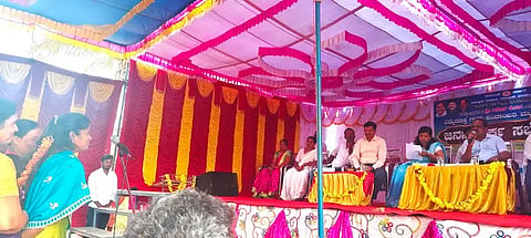 ಕಡೂರು ತಾಲೂಕಿನ ಎಮ್ಮೆದೊಡ್ಡಿ ಭಾಗದಲ್ಲಿರುವ ಬಾರ್ ಮತ್ತು ರೆಸ್ಟೋರೆಂಟ್ ಮುಚ್ಚುವಂತೆ ಗ್ರಾಮಸ್ಥರು ಶಾಸಕರಲ್ಲಿ ಮನವಿ ಮಾಡಿದರು. ಸಿ.ಎಸ್.ಪೂರ್ಣಿಮಾ, ಸಿ.ಆರ್.ಪ್ರವೀಣ್, ಛಾಯಾಪತಿ, ಶೋಭಾ ಇತರರಿದ್ದರು.