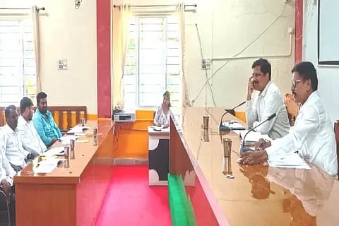 ಕಡೂರು ತಾಪಂನಲ್ಲಿ ನಡೆದ ಗ್ಯಾರಂಟಿ ಅನುಷ್ಠಾನ ಸಮಿತಿ ಸಭೆಯಲ್ಲಿ ಅಧ್ಯಕ್ಷ ಆಸಂಧಿ ಕಲ್ಲೇಶ್ ಮಾತನಾಡಿದರು. ತಾಪಂ ಇಒ ಸಿ.ಆರ್.ಪ್ರವೀಣ್ ಇತರರಿದ್ದರು.