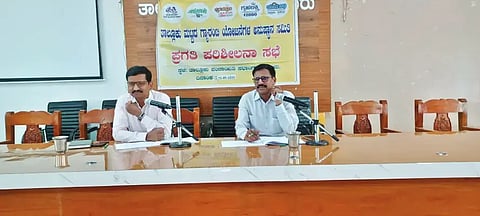 ಕಡೂರು ತಾಪಂನಲ್ಲಿ ಆಯೋಜಿಸಿದ್ದ ಗ್ಯಾರಂಟಿ ಅನುಷ್ಠಾನ ಸಮಿತಿ ಪ್ರಗತಿ ಪರಿಶೀಲನೆ ಸಭೆಯಲ್ಲಿ ಸಮಿತಿ ಅಧ್ಯಕ್ಷ ಆಸಂದಿ ಕಲ್ಲೇಶ್ ಮಾತನಾಡಿದರು. ಸಿ.ಆರ್.ಪ್ರವೀಣ್ ಇದ್ದರು.