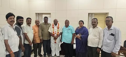 ಕಡೂರಿನಲ್ಲಿ ಎಂಎಲ್ಸಿ ಎಚ್.ವಿಶ್ವನಾಥ್ ಅವರನ್ನು ಮುಖಂಡ ಕೆ.ಬಿ.ಸೋಮೇಶ್ ಸನ್ಮಾನಿಸಿದರು. ಕೆ.ಎಚ್.ಶಂಕರ್, ನಂಜುಂಡ ಸ್ವಾಮಿ, ಸವಿತಾ ಸತ್ಯನಾರಾಯಣ್ ಇತರರಿದ್ದರು.
