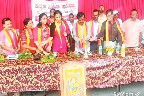 ಕಡೂರು ತಾಲೂಕಿನ ಜೋಡಿಹೋಚಿಹಳ್ಳಿ ಮುರಾರ್ಜಿ ದೇಸಾಯಿ ವಸತಿ ಶಾಲೆಯಲ್ಲಿ ದತ್ತಿ ಉಪನ್ಯಾಸ ಕಾರ್ಯಕ್ರಮವನ್ನು ಕಸಾಪ ಜಿಲ್ಲಾಧ್ಯಕ್ಷ ಸೂರಿ ಶ್ರೀನಿವಾಸ್ ಉದ್ಘಾಟಿಸಿದರು. ಸುನೀತಾ ಕಿರಣ್, ಗಿರೀಶ್, ಲತಾ, ಪರಮೇಶ್ ಇತರರಿದ್ದರು. 