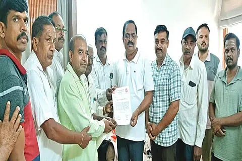 ಕಡೂರಿನಲ್ಲಿ ಶಾಸಕ ಕೆ.ಎಸ್.ಆನಂದ್‌ಗೆ ಕುಂಬಾರ ಸಂಘದ ಪದಾಧಿಕಾರಿಗಳು ಮನವಿ ಸಲ್ಲಿಸಿದರು. ಸಿ.ಬಿ.ಶಿವಪ್ಪ, ಸಿದ್ದೇಶ್ವರಸ್ವಾಮಿ, ಓಂಕಾರಪ್ಪ, ಮಲ್ಲಿಕಾರ್ಜುನ್ ಇತರರಿದ್ದರು.