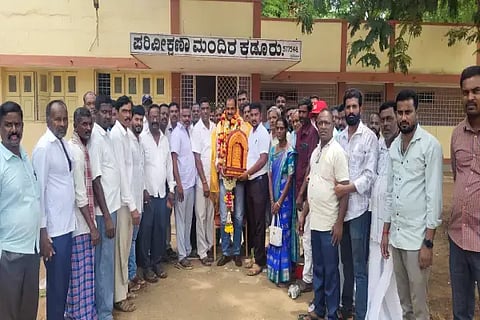 ಕಡೂರಿನಲ್ಲಿ ಸಿಂಗಟಗೆರೆ ಪಿಎಸ್‌ಐ ಹೊನ್ನಪ್ಪ ಅವರನ್ನು ಜನಸೇವಾ ಟ್ರಸ್ಟ್‌ನಿಂದ ಅಭಿನಂದಿಸಲಾಯಿತು. ಶ್ರೀಕಾಂತ್, ಶ್ರೀನಿವಾಸ್, ಕೃಷ್ಣ ಕೀರ್ತಿ, ಅಣ್ಣಯ್ಯ ಇತರರಿದ್ದರು. 