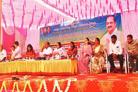 ಕಡೂರು ತಾಲೂಕಿನ ಪಟ್ಟಣಗೆರೆ ಗ್ರಾಮದಲ್ಲಿ ಜನಸಂಪರ್ಕ ಸಭೆ ನಡೆಯಿತು. ಶಾಸಕ ಕೆ.ಎಸ್.ಆನಂದ್, ಸಿ.ಎಸ್.ಪೂರ್ಣಿಮಾ, ಸಿ.ಆರ್.ಪ್ರವೀಣ್, ಶಾಲಿನಿ ದಿನೇಶ್ ಇತರರಿದ್ದರು.