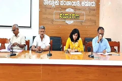ಕಡೂರಿನ ತಾಪಂನಲ್ಲಿ ತಾಲೂಕು ಮಟ್ಟದ ಬೆಳೆ ವಿಮೆ ಪರಿಹಾರದ ಕುರಿತು ತಹಸೀಲ್ದಾರ್ ಸಿ.ಎಸ್.ಪೂರ್ಣಿಮಾ ಅಧ್ಯಕ್ಷತೆಯಲ್ಲಿ ಸಭೆ ನಡೆಸಲಾಯಿತು. ಲೋಕೇಶಪ್ಪ, ಜಯದೇವಪ್ಪ, ರುದ್ರೇಗೌಡ ಇದ್ದರು.