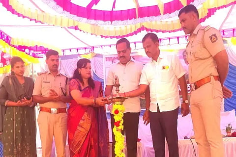 ಕಡೂರು ತಾಲೂಕು ಕಚೇರಿ ಆವರಣದಲ್ಲಿ ಕಂದಾಯ ಇಲಾಖೆ ಜನಸ್ಪಂದನ ಕಾರ್ಯಕ್ರಮವನ್ನು ಶಾಸಕ ಕೆ.ಎಸ್.ಆನಂದ್, ಸಿ.ಎಸ್.ಪೂರ್ಣಿಮಾ, ಅಶೋಕ್ ಉದ್ಘಾಟಿಸಿದರು. ಹರೀಶ್, ಶ್ರೀನಿಧಿ, ಶ್ರೀಕಾಂತ್ ಇದ್ದರು. 