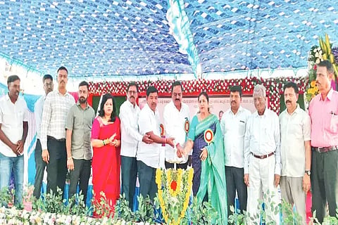 ಕಡೂರು ವಿಜಯಲಕ್ಷ್ಮೀ ನಗರದಲ್ಲಿ ಏರ್ಪಡಿಸಿದ್ದ ಡಿ.ದೇವರಾಜ ಅರಸು ಜನ್ಮದಿನಾಚರಣೆ ಹಾಗೂ ಡಿ.ದೇವರಾಜ ಅರಸು ಭವನವನ್ನು ಶಾಸಕ ಕೆ.ಎಸ್.ಆನಂದ್ ಉದ್ಘಾಟಿಸಿದರು. ಎಂಎಲ್ಸಿ ಗಾಯಂತ್ರಿ ಶಾಂತೇಗೌಡ, ಮಂಜುನಾಥ್, ಶರತ್ ಕೃಷ್ಣಮೂರ್ತಿ, ಮೋಹನ್‌ಕುಮಾರ್ ಇತರರಿದ್ದರು.