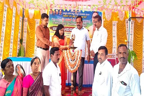 ಕಡೂರು ತಾಲೂಕಿನ ಉಳಿಗೆರೆ ಗ್ರಾಮದಲ್ಲಿ ಜನಸಂಪರ್ಕ ಸಭೆಯನ್ನು ಶಾಸಕ ಕೆ.ಎಸ್.ಆನಂದ್, ಸಿ.ಎಸ್.ಪೂರ್ಣಿಮಾ ಉದ್ಘಾಟಿಸಿದರು. ಪ್ರವೀಣ್, ತಿಮ್ಮಯ್ಯ ಇತರರಿದ್ದರು.