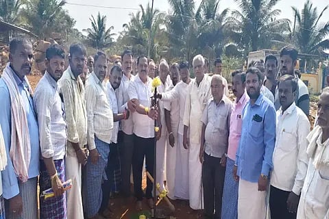 ಸೋಮನಹಳ್ಳಿಯಲ್ಲಿ ರಸ್ತೆ ನಿರ್ಮಾಣ ಕಾಮಗಾರಿಗೆ ಶಾಸಕ ಕೆ.ಎಸ್.ಆನಂದ್ ಭೂಮಿಪೂಜೆ ನೆರವೇರಿಸಿದರು. ತಿಮ್ಲಾಪುರ ದಿನೇಶ್, ಹೊನ್ನಕಲ್ಲಪ್ಪ, ಸತೀಶ್ ನಾಯ್ಕ, ಸೋಮಶೇಖರ್ ಇತರರಿದ್ದರು.