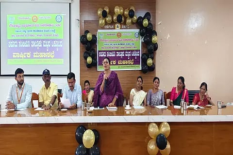 ಕಡೂರು ಸಂಜೀವಿನಿ ಒಕ್ಕೂಟದ ವಾರ್ಷಿಕ ಸಭೆಯಲ್ಲಿ ಜಿಪಂ ಯೋಜನಾ ನಿರ್ದೇಶಕಿ ಎಚ್.ಎಲ್.ಸುಜಾತಾ ಮಾತನಾಡಿದರು. ಪ್ರವೀಣ್, ಮಂಜೇಗೌಡ, ನಂದನ್, ಎಸ್.ಪ್ರದೀಪ್, ಆಶಾ, ದಿಶಾ ಇತರರಿದ್ದರು. 