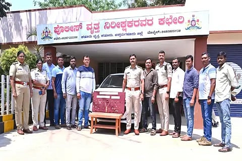 ಕಳ್ಳರಿಂದ ವಶಪಡಿಸಿಕೊಂಡ ಚಿನ್ನಾಭರಣವನ್ನು ಕಡೂರು ವೃತ್ತ ನಿರೀಕ್ಷಕರ ಠಾಣೆಯಲ್ಲಿ ಪ್ರದರ್ಶಿಸಲಾಯಿತು. ಸಿಪಿಐ ರಫೀಕ್, ಪವನ್‌ಕುಮಾರ್, ವಿದ್ಯಾ, ಲೀಲಾವತಿ, ಮಧುಕುಮಾರ್, ರಾಜಪ್ಪ ಮತ್ತಿತರರಿದ್ದರು.