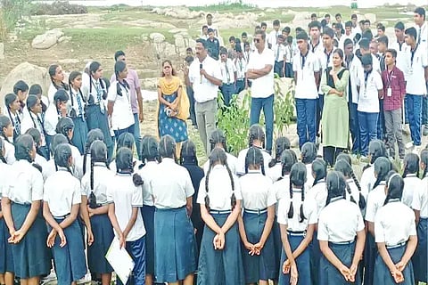 ಕಡೂರಿನ ತಂಗಲಿ ಕೆರೆ ಬಳಿ ಪ್ರಜ್ಞಾ ಸೆಂಟ್ರಲ್ ಶಾಲೆ ಮಕ್ಕಳಿಗೆ ಪರಿಸರ ಸಂರಕ್ಷಣೆ ಕುರಿತು ಕಷಿ ವಿಜ್ಞಾನಿ ಬಿಸಲೇಹಳ್ಳಿ ನಟರಾಜ್ ಜಾಗತಿ ಮೂಡಿಸಿದರು. ಎನ್.ಪಿ.ಮಂಜುನಾಥಪ್ರಸನ್ನ ಇತರರಿದ್ದರು. 