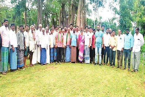 ಕಡೂರು ತಾಲೂಕಿನ ಎಮ್ಮೆದೊಡ್ಡಿ ಭಾಗದ ಗ್ರಾಮಸ್ಥರು ಬಹಿರಂಗ ಸಭೆಗೆ ಆಗಮಿಸಿದ್ದರು. ಸಿ.ಸೋಮಶೇಖರ್, ಛಾಯಾಪತಿ, ಕೆ.ವೆಂಕಟೇಶ್ ರೆಡ್ಡಿ, ಆನಂದ್, ಕೆ.ಹನುಮಂತಪ್ಪ ಇತರರಿದ್ದರು. 