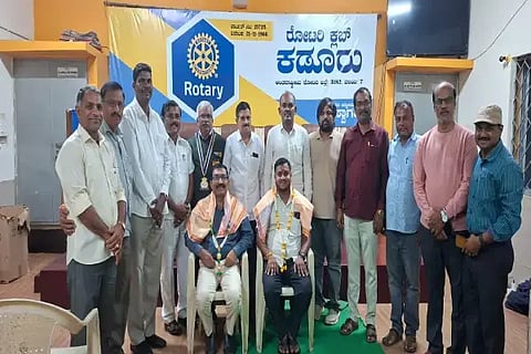 ಕಡೂರು ರೋಟರಿ ಕ್ಲಬ್‌ನಿಂದ ಪತ್ರಕರ್ತರಾದ ಎ.ಜೆ.ಪ್ರಕಾಶ್‌ಮೂರ್ತಿ, ಎಚ್.ಆರ್.ದೇವರಾಜ್ ಅವರನ್ನು ಸನ್ಮಾನಿಸಲಾಯಿತು. ಆರ್.ಜೆ.ಕೃಷ್ಣಸ್ವಾಮಿ, ಗೋಪಾಲಕೃಷ್ಣ, ಶಿವಕುಮಾರ್, ಹರೀಶ್, ಮಂಜುನಾಥ್ ಇತರರಿದ್ದರು.