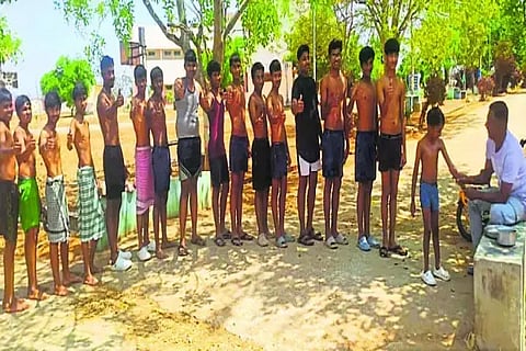 ಜೋಡಿಹೋಚಿಹಳ್ಳಿ ಮುರಾರ್ಜಿ ದೇಸಾಯಿ ವಸತಿ ಶಾಲೆ ಎಸ್‌ಎಸ್‌ಎಲ್‌ಸಿ ವಿದ್ಯಾರ್ಥಿಗಳಿಗೆ ಶಿಕ್ಷಕರೇ ಎಣ್ಣೆಹಚ್ಚಿದರು.