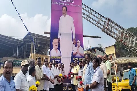 ಕಡೂರಿನ ಅಂಬೇಡ್ಕರ್ ವೃತ್ತದಲ್ಲಿ ಭಂಡಾರಿ ಶ್ರೀನಿವಾಸ್ ಅಭಿಮಾನಿಗಳ ಬಳಗದಿಂದ ಮುಖ್ಯಮಂತ್ರಿ ಸಿದ್ದರಾಮಯ್ಯ ಅವರ ಬ್ಯಾನರ್‌ಗೆ ಪುಷ್ಪವೃಷ್ಟಿ ಮಾಡಿದರು. ಮರುಗುದ್ದಿ ಮನು, ಶಂಕರ್, ಮಂಜುನಾಥ್, ಕಾಂತರಾಜ್ ಮತ್ತಿತರರಿದ್ದರು. 