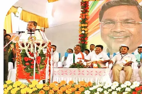 ಮುಖ್ಯಮಂತ್ರಿಯಾಗಿದ್ದಾಗ ಕಡೂರಿನಲ್ಲಿ ಅಭಿವೃದ್ಧಿ ಕಾರ್ಯಗಳ ಉದ್ಘಾಟನೆ ಕಾರ್ಯಕ್ರಮದಲ್ಲಿ ಭಾಗಿಯಾಗಿದ್ದ ಸಿದ್ದರಾಮಯ್ಯ. 