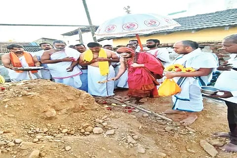 ಕಡೂರು ದೊಡ್ಡಪೇಟೆ ಶ್ರೀ ಬನಶಂಕರಿ ದೇವಸ್ಥಾನದ ನಿರ್ಮಾಣ ಕಾರ್ಯ ಸುಗಮವಾಗಿ ನೆರವೇರುವಂತೆ ಶೃಂಗೇರಿ ಶಾರದಾ ಪೀಠದ ಜಗದ್ಗುರು ಶ್ರೀ ವಿಧುಶೇಖರ ಭಾರತೀ ಸ್ವಾಮೀಜಿ ವಿಶೇಷ ಪೂಜೆ ಸಲ್ಲಿಸಿದರು. ಬೆಂಕಿ ರಂಗನಾಥ್, ಹರೀಶ್‌ಕುಮಾರ್, ಸುಬ್ಬಣ್ಣ ಹಾಗೂ ಮಠದ ಸಿಬ್ಬಂದಿ ಇದ್ದರು. 