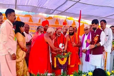 ಸಖರಾಯಪಟ್ಟಣದಲ್ಲಿ ಶ್ರೀ ಕಾಳಹಸ್ತೀಶ್ವರ ದೇಗುಲ ಉದ್ಘಾಟನೆ ಮತ್ತು ಬ್ರಹ್ಮಕಲಶ ಮಹೋತ್ಸವ ಧಾರ್ಮಿಕ ಸಮಾರಂಭವನ್ನು ಶಿವಸುಜ್ಞಾನ ತೀರ್ಥ ಸ್ವಾಮೀಜಿ ಉದ್ಘಾಟಿಸಿದರು. ಶ್ರೀ ಶಂಕರಾತ್ಮಾನಂದ ಸರಸ್ವತೀ ಸ್ವಾಮೀಜಿ, ಶ್ರೀ ವಿರೂಪಾಕ್ಷ ಘನಲಿಂಗ ಶಿವಾಚಾರ್ಯ ಸ್ವಾಮೀಜಿ, ಡಾ. ಬಸವ ಮರುಳಸಿದ್ದ ಸ್ವಾಮೀಜಿ, ಸಿ.ಟಿ.ರವಿ ಮತ್ತಿತರರಿದ್ದರು.