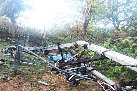 ಕಡೂರು ತಾಲೂಕಿನ ಅಣೇಗೆರೆ ಗ್ರಾಮದಲ್ಲಿ ಗಾಳಿ-ಮಳೆಗೆ ಕಂಬದ ಸಮೇತ ಟಿಸಿ ಬಿದ್ದು ಹಾನಿಗೊಂಡಿದೆ.