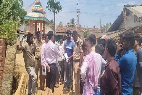 ಕಂಸಾಗರ ಗ್ರಾಮದಲ್ಲಿ ಮನೆ ಮುಂಭಾಗದ ಜಾಗ ಒತ್ತುವರಿ ತೆರವು ವೇಳೆ ತಾಪಂ ಇಒ ಸಿ.ಆರ್.ಪ್ರವೀಣ್ ಗ್ರಾಮಸ್ಥರೊಡನೆ ಚರ್ಚಿಸಿದರು. ಪಿಎಸ್‌ಐ ಸಜಿತ್‌ಕುಮಾರ್ ಇತರರಿದ್ದರು.