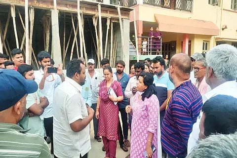  ಸಖರಾಯಪಟ್ಟಣದ ಬಿಡದಿಮನೆ ಆವರಣದಲ್ಲಿರುವ ದೇವಾಲಯದ ಜಾಗದ ಕುರಿತು ಸ್ಥಳೀಯರ ಜತೆ ಕಡೂರು ತಹಸೀಲ್ದಾರ್ ಸಿ.ಎಸ್.ಪೂರ್ಣಿಮಾ ಚರ್ಚಿಸಿದರು. ಜಿತೇಂದ್ರ, ನಾಯಕ್ ಸಚ್ಚಿದಾನಂದ, ದಿವಾಕರ ಇತರರಿದ್ದರು. 