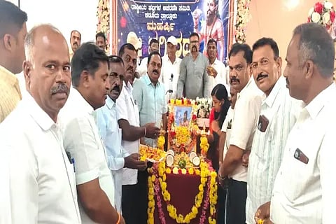 ಕಡೂರು ತಾಪಂನಲ್ಲಿ ಭಗೀರಥ ಮಹರ್ಷಿ ಜಯಂತಿ ಆಚರಿಸಲಾಯಿತು. ಶಾಸಕ ಕೆ.ಎಸ್.ಆನಂದ್, ಸಿ.ಎಸ್.ಪೂರ್ಣಿಮಾ, ಮಲ್ನಾಡ್ ನಾಗರಾಜ್, ದೇವರಾಜ್ ಇತರರಿದ್ದರು.