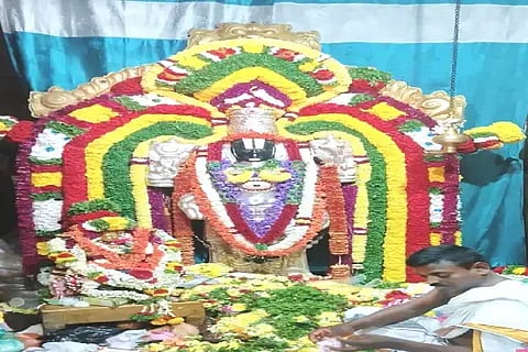 ಕಡೂರು ವೆಂಕಟೇಶ್ವರ ಸ್ವಾಮಿ ದೇವಾಲಯದಲ್ಲಿ ದೇವರಿಗೆ ಹೂವಿನ ವಿಶೇಷ ಅಲಂಕಾರ ಮಾಡಲಾಯಿತು. 