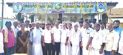 ಕಡೂರು ತಾಲೂಕಿನ ಕೊತ್ತಿಗೆರೆ ಗ್ರಾಮದಲ್ಲಿ ಶುದ್ಧಗಂಗಾ ಘಟಕ ಉದ್ಘಾಟನೆಯಲ್ಲಿ ಶಾಸಕ ಕೆ.ಎಸ್.ಆನಂದ್ ಪಾಲ್ಗೊಂಡಿದ್ದರು. ಶರತ್ ಕಷ್ಣಮೂರ್ತಿ, ಗುಜ್ಜೇನಹಳ್ಳಿ ತಿಪ್ಪೇಶ್, ಅಬಿದ್ ಪಾಷಾ, ಶೇಖರಪ್ಪ ಮತ್ತಿತರರಿದ್ದರು.