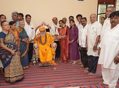 ಹುಬ್ಬಳ್ಳಿಗೆ ಶನಿವಾರ ಆಗಮಿಸಿದ್ದ kedara jagdguru ಕೇದಾರ ಜಗದ್ಗುರು ಶ್ರೀ ಭೀಮಾಶಂಕರಲಿಂಗ ಶಿವಾಚಾರ್ಯ ಭಗವತ್ಪಾದರು, ವಿಶ್ವನಾಥ ಹಿರೇಗೌಡರ ದಂಪತಿಯನ್ನು ಗೌರವಿಸಿದರು.