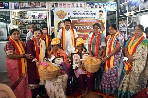 ಮಂಡ್ಯ ನಗರದಲ್ಲಿ ಆಯೋಜಿಸಿದ್ದ ಸಮಾರಂಭದಲ್ಲಿ ಡಾ.ಟಿ.ಟಿ.ಅನುಸೂಯ ಹೊಂಬಾಳೆ ಮತ್ತು  ಕೆ.ಪಿ.ಅರುಣಾಕುಮಾರಿ ಅವರಿಗೆ ಪ್ರಶಸ್ತಿ ಪ್ರದಾನ ಮಾಡಲಾಯಿತು. 