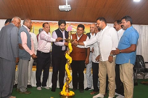 ಮಡಿಕೇರಿಯಲ್ಲಿ ನಡೆದ ಕೆಂಪೇಗೌಡರ ಜಯಂತಿ ಕಾರ್ಯಕ್ರಮಕ್ಕೆ ಗಣ್ಯರು ಚಾಲನೆ ನೀಡಿದರು. ಎಸ್.ಎಂ. ಚಂಗಪ್ಪ, ಆನಂದ್ ಕರಂದ್ಲಾಜೆ, ನಿತಿನ್ ಚಕ್ಕಿ, ಸಿ.ಬಿ. ರಾಮಚಂದ್ರ, ಅಂಬೆಕಲ್ಲು ಕುಶಾಲಪ್ಪ, ಶಾಂತಳ್ಳಿ ಲೋಕೇಶ್, ಸೂರ್ತಲೆ ಸೋಮಣ್ಣ ಮತ್ತಿತರರು ಇದ್ದರು.