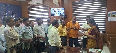 ಮೀನುಗಾರರು ಜಿಲ್ಲಾಧಿಕಾರಿ ಅವರಿಗೆ ಮನವಿ ಸಲ್ಲಿಸಿದರು