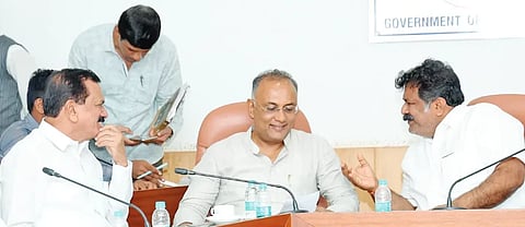 ಮೀನುಗಾರರಿಗೆ ಸೀಮೆಎಣ್ಣೆ kerosene ವಿತರಣೆ ಕುರಿತು ಬೆಂಗಳೂರಿನ ವಿಕಾಸಸೌಧದಲ್ಲಿ ನಡೆದ ಸಭೆಯಲ್ಲಿ ಶಾಸಕ ದಿನಕರ ಶೆಟ್ಟಿ ಸಚಿವರ ಗಮನ ಸೆಳೆದರು.