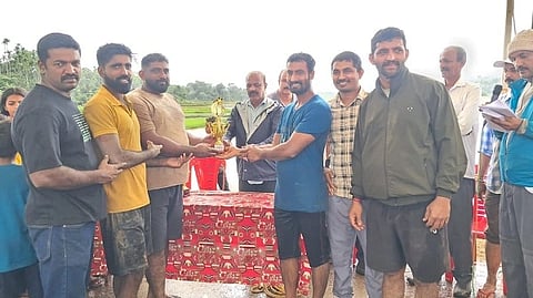 ಬೇಗೂರು ಗ್ರಾಮ ಮಟ್ಟದ ಕೆಸರುಗದ್ದೆ ಕ್ರೀಡಾಕೂಟದ ಹಗ್ಗ ಜಗ್ಗಾಟ ಸ್ಪರ್ಧೆ ಪುರುಷರ ವಿಭಾದಲ್ಲಿ ಪ್ರಥಮ ಸ್ಥಾನ ಪಡೆದ ಮಹಾವಿಷ್ಣು ತಂಡ.