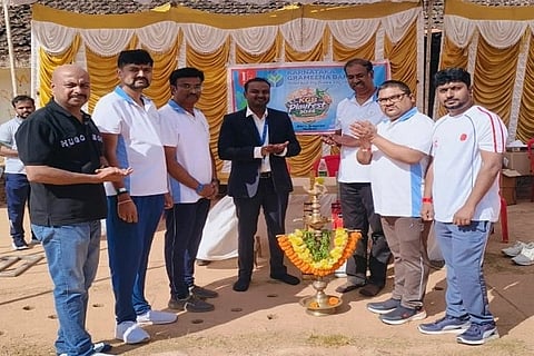 ಮಡಿಕೇರಿ ಜನರಲ್ ತಿಮ್ಮಯ್ಯ ಜಿಲ್ಲಾ ಕ್ರೀಡಾಂಗಣದಲ್ಲಿ ಕರ್ನಾಟಕ ಗ್ರಾಮೀಣ ಬ್ಯಾಂಕ್ ಪ್ರಾದೇಶಿಕ ವಲಯ ಕಚೇರಿಯಿಂದ ಆಯೋಜಿಸಿದ್ದ ಕೆಜಿಬಿ ಪ್ಲೇ ಫೆಸ್ಟ್ ಕಾರ್ಯಕ್ರಮವನ್ನು ಮಡಿಕೇರಿ ನಬಾರ್ಡ್ ಎಜಿಎಂ ವಿ. ರಮೇಶ್ ಬಾಬು ಉದ್ಘಾಟಿಸಿದರು. ಉದಯ ಕುಮಾರ್, ಎಂ.ಎ. ರವಿಚಂದ್ರನ್, ವಿನಯ್ ಮತ್ತಿತರರು ಇದ್ದರು.